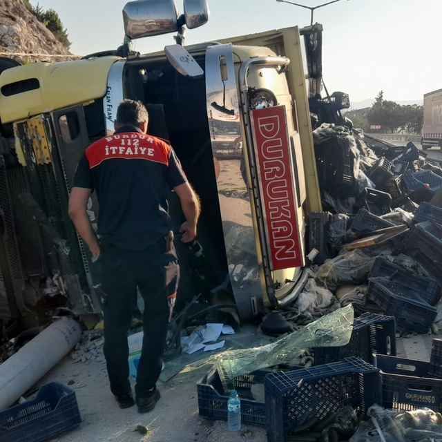 Burdur'da refüje devrilen kamyonun sürücüsü yaralandı