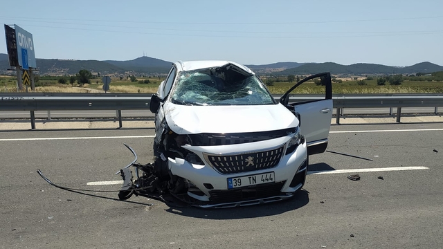 Edirne'de otomobilin radar aracına çarptığı kazada 1'i polis 2 kişi yaralandı