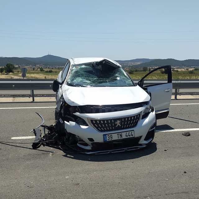 Edirne'de otomobilin radar aracına çarptığı kazada 1'i polis 2 kişi yaralan...