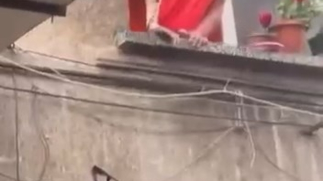 Bursa'da 4 katlı binada çıkan yangında alevler arasında kalan kadını mahalleli kurtardı