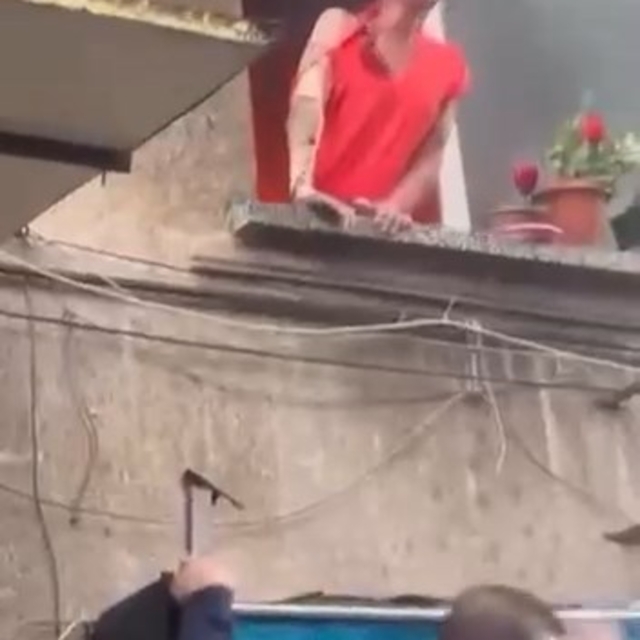 Bursa'da 4 katlı binada çıkan yangında alevler arasında kalan kadını mahall...