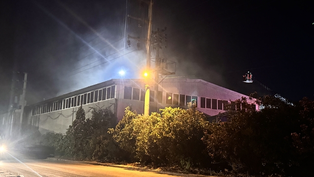 Kocaeli'de kompozit ürün fabrikasında çıkan yangın söndürüldü