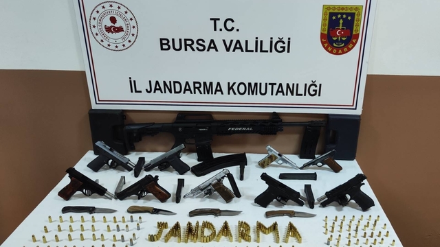 Bursa'da ruhsatsız silah operasyonu: Çok sayıda tabanca ve mermi ele geçirildi