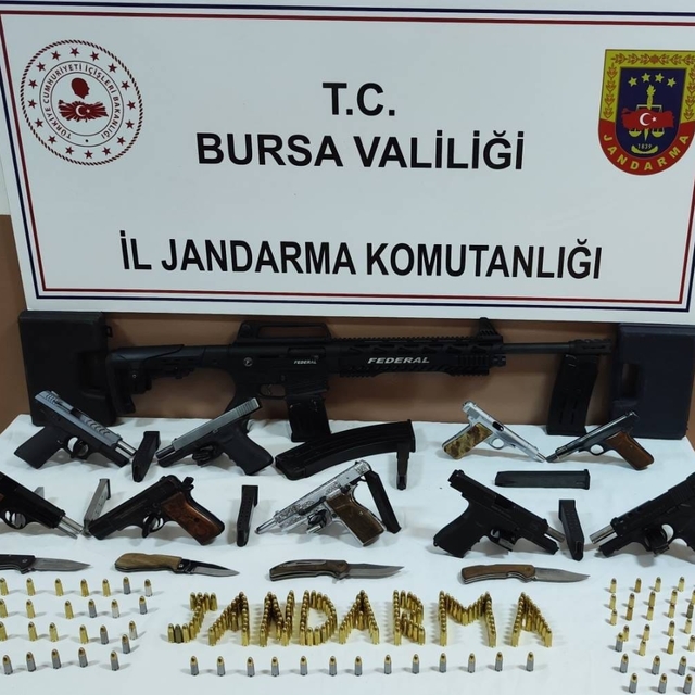 Bursa'da ruhsatsız silah operasyonu: Çok sayıda tabanca ve mermi ele geçiri...