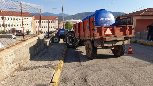 Çorum'da bacağının üstünden traktör geçen kişi yaralandı