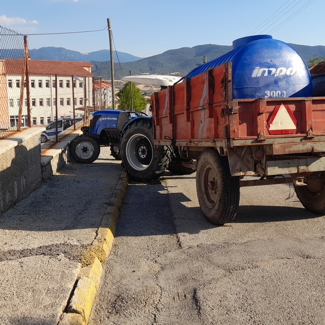 Çorum'da bacağının üstünden traktör geçen kişi yaralandı