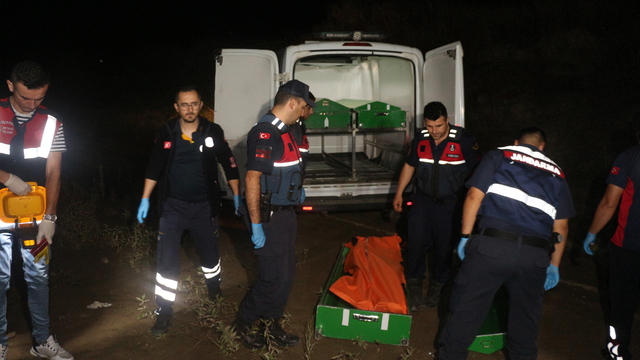 Kayıp olarak aranan 2 kuzenin bulunduğu otomobil Kelkit Çayı kenarında bulundu (2)