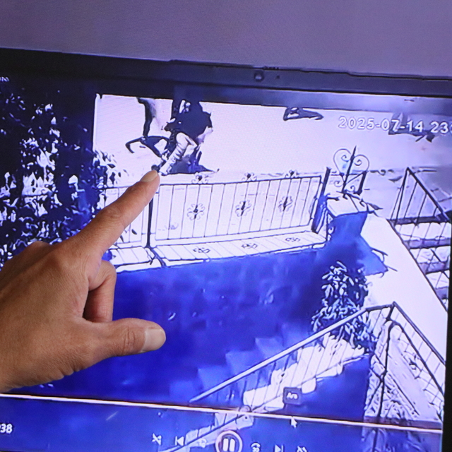 'Neden bizi şikayet ettin' deyip tekerlekli sandalyedeki engelli kadını dar...