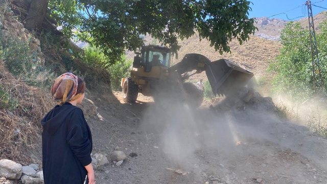 Hizan'da yol çalışmaları sürüyor