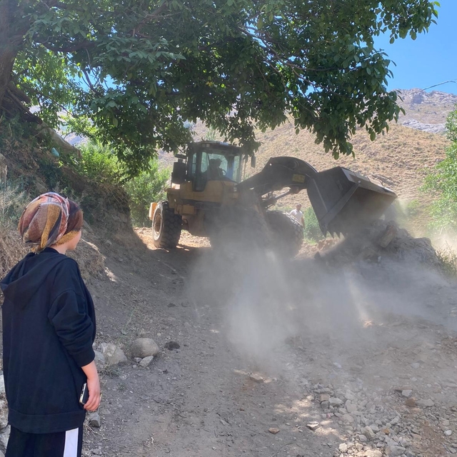 Hizan'da yol çalışmaları sürüyor