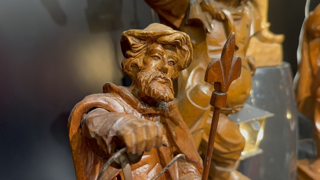 70 ülkeden aldıkları 1300 ahşap heykel eve sığmayınca, sergilemek için dükkan kiraladılar