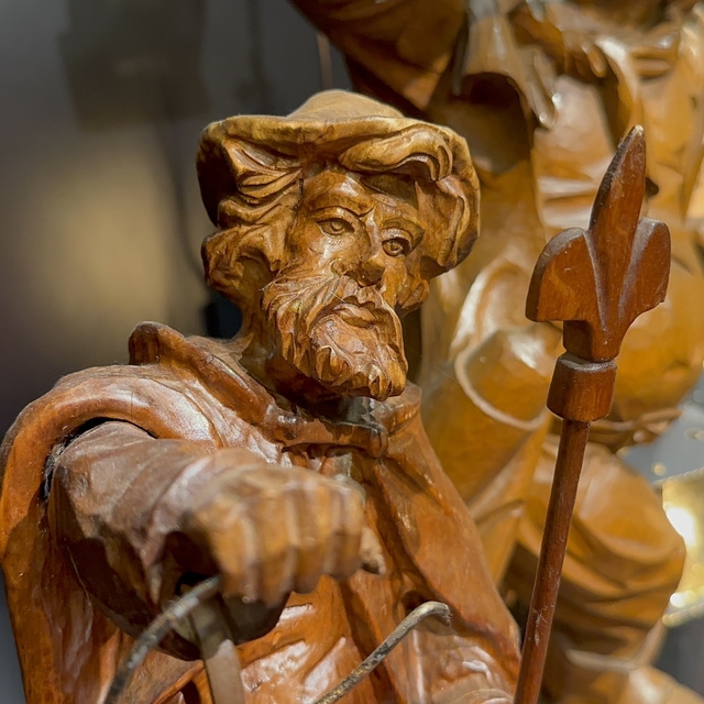 70 ülkeden aldıkları 1300 ahşap heykel eve sığmayınca, sergilemek için dükk...