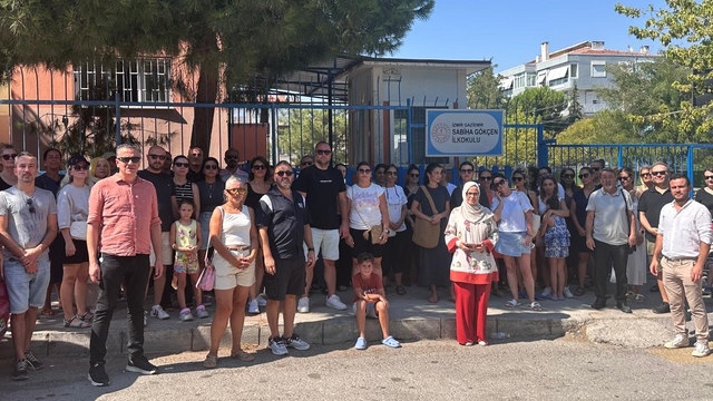 İzmir'de iki okulun birleştirilme kararına velilerden tepki