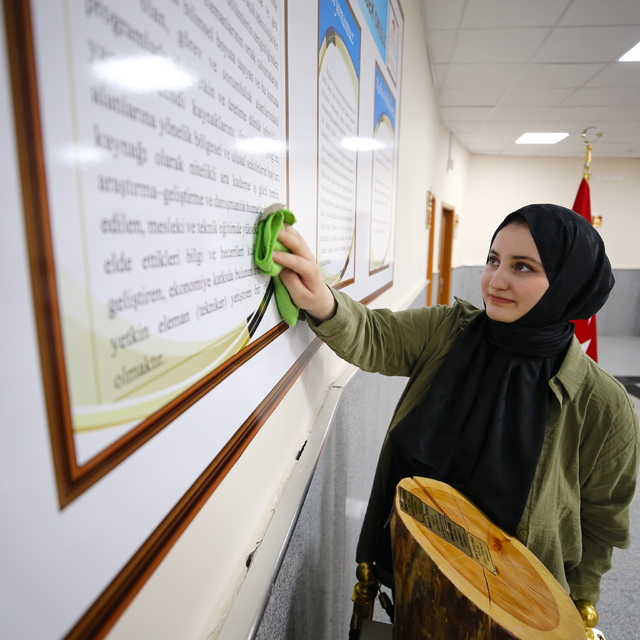 Temizlik personeli olarak görev yaparken YKS'ye hazırlanan genç kızın hedef...