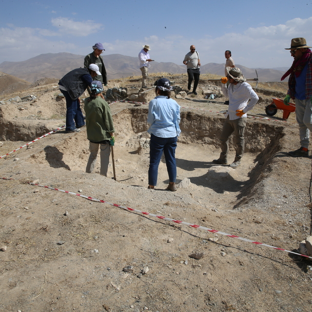 Arkeologlar, kavurucu sıcakta Urartuların asırlar önceki yaşamının izlerini...