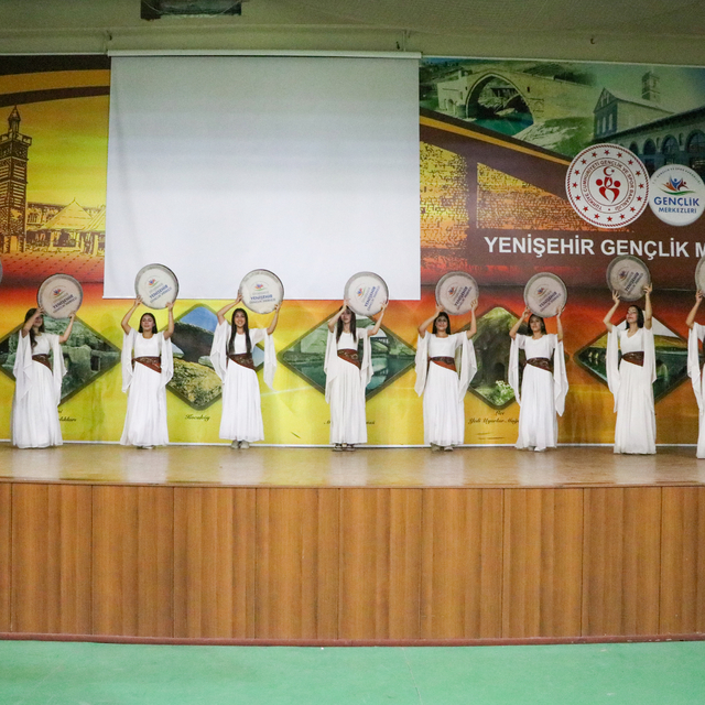 Diyarbakır'da bendir çalan gençler törenlerin ve düğünlerin aranan grubu ol...