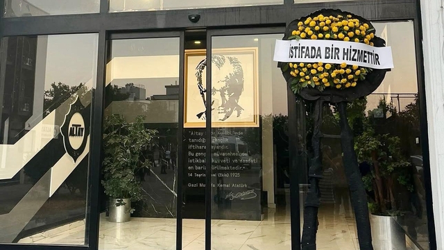 Altay taraftarı tesislere siyah çelenk bıraktı