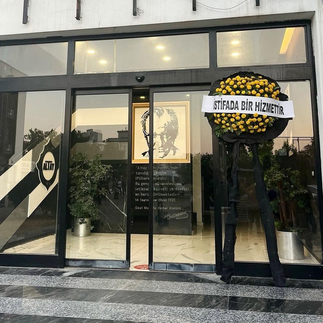 Altay taraftarı tesislere siyah çelenk bıraktı