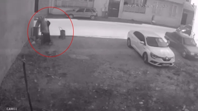 Kuruması için sokaktaki demire asılan halıyı çaldı; o anlar kamerada
