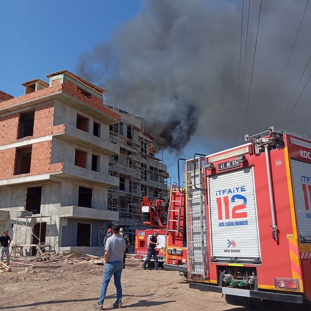 Kocaeli'de çıkan çatı yangını söndürüldü