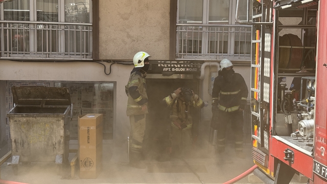 Bursa'da apartmanda çıkan yangın söndürüldü