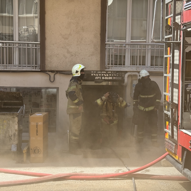 Bursa'da apartmanda çıkan yangın söndürüldü