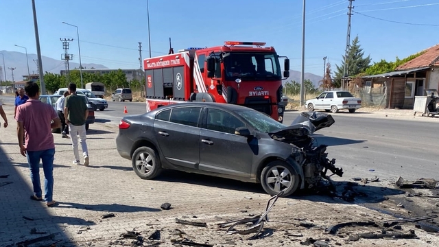 Malatya'da iki otomobilin çarpıştığı kazada 1 kişi öldü, 1 kişi yaralandı