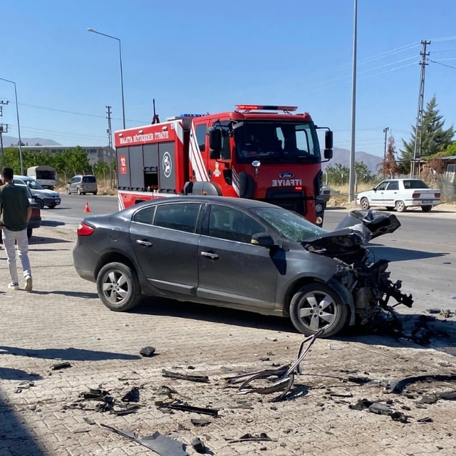 Malatya'da iki otomobilin çarpıştığı kazada 1 kişi öldü, 1 kişi yaralandı