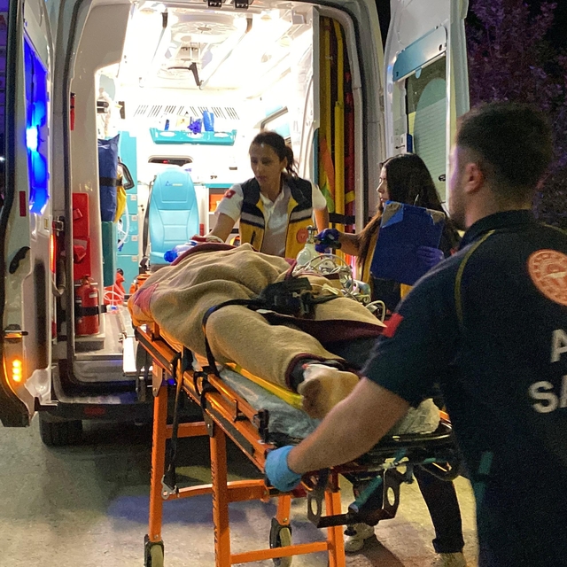 Araçta başından tabancayla vuruldu; yanındaki 2 arkadaşı gözaltına alındı