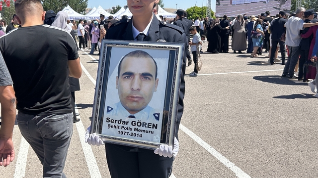 Şehit babasının izinden giderek polis oldu