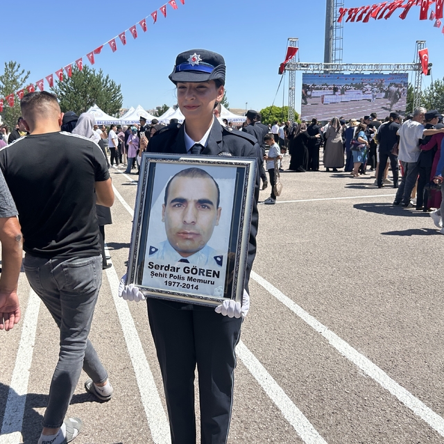 Şehit babasının izinden giderek polis oldu