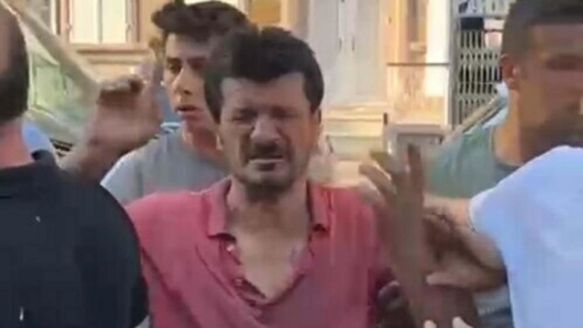 İzmir'de seyyar satıcıya zabıtadan sokak ortasında darp