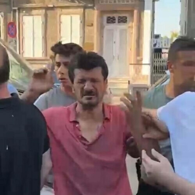 İzmir'de seyyar satıcıya zabıtadan sokak ortasında darp