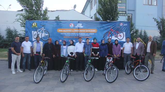 Zara'da başarılı 84 öğrenciye bisiklet hediye edildi