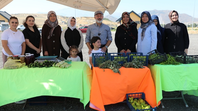 Kocasinan'da kadın girişimcilerin ürettiği organik ürünlerin hasadı yapıldı