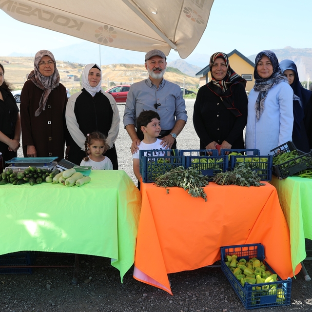 Kocasinan'da kadın girişimcilerin ürettiği organik ürünlerin hasadı yapıldı