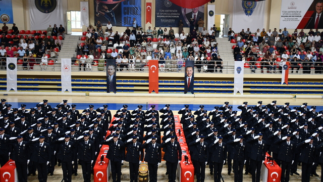 Bilecik'te POMEM'deki eğitimlerini tamamlayan polis adayları yemin etti