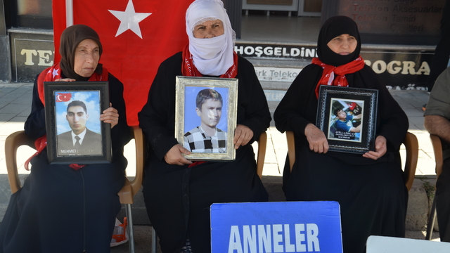 Muşlu aileler DEM Parti önündeki eylemlerini sürdürdü