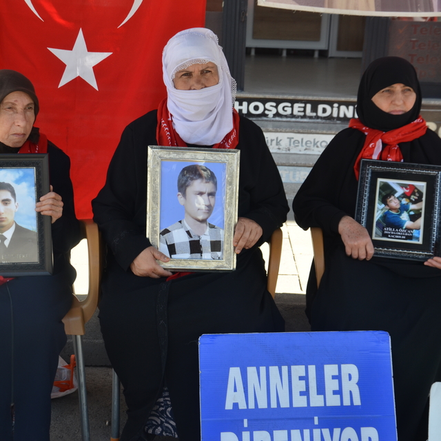 Muşlu aileler DEM Parti önündeki eylemlerini sürdürdü