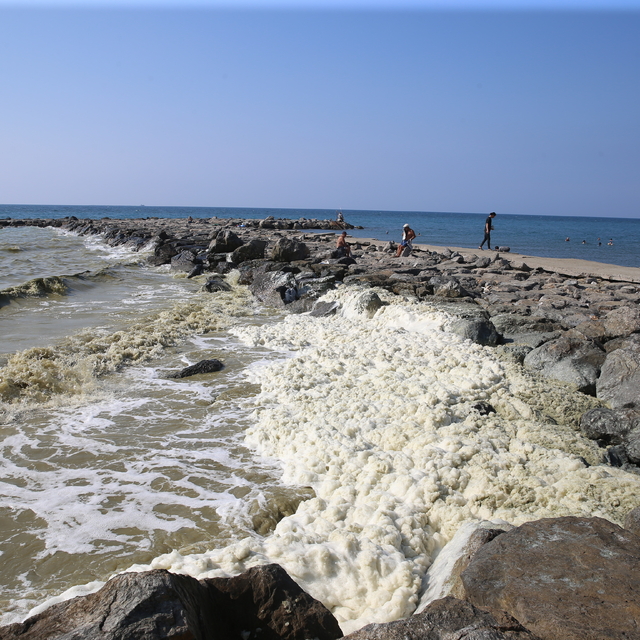 Hatay'da deniz kıyısında köpük benzeri tabaka oluştu