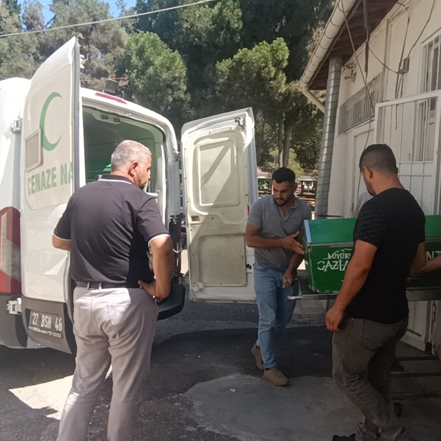 Ranzaya asılı bornoz ipi boğazına dolanan Özlem öldü