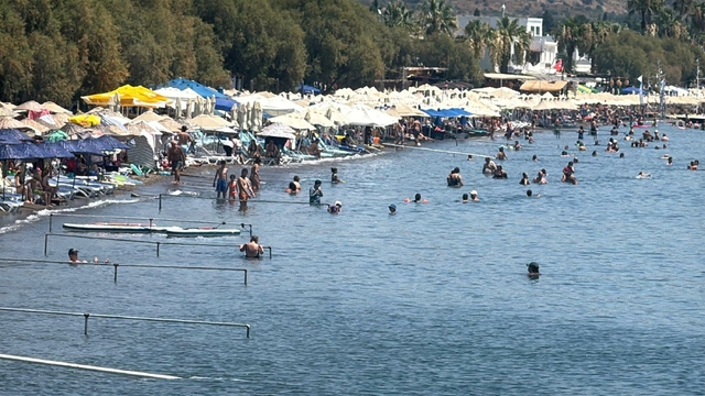 Bodrum'da hava sıcaklığı 38 dereceye ulaştı, plajlar doldu