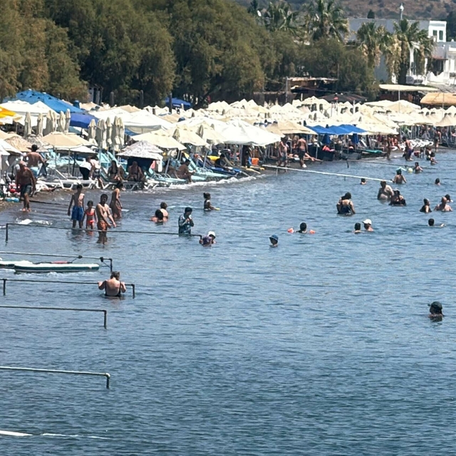 Bodrum'da hava sıcaklığı 38 dereceye ulaştı, plajlar doldu
