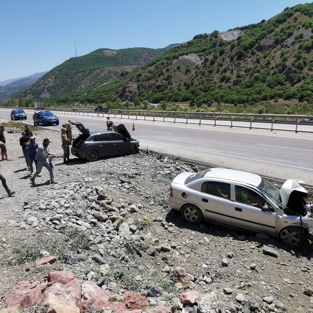 Erzincan'da park halindeki araca çarpan otomobildeki 1'i bebek 3 kişi yaral...