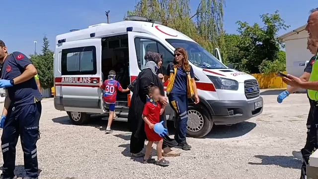 Sağlıkçılar, yaralı çocukları muayene eldiveninden yaptıkları balonla sakinleştirdi
