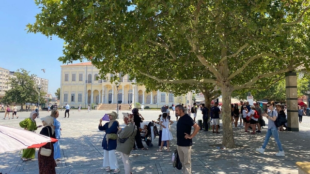 İzmir'de sıcaktan bunalanlar, ağaç altlarında serinlemeye çalıştı