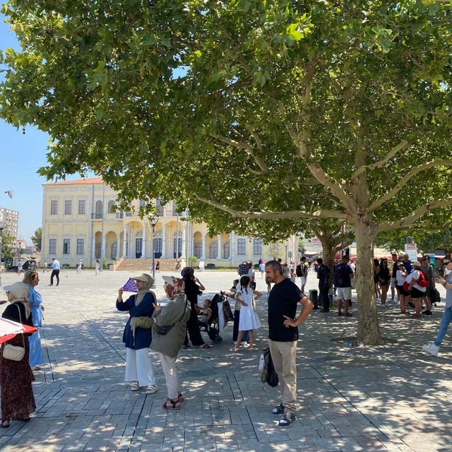 İzmir'de sıcaktan bunalanlar, ağaç altlarında serinlemeye çalıştı