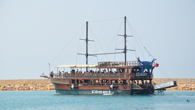 Mersin'de sıcak havadan bunalanlar sahilleri hareketlendirdi