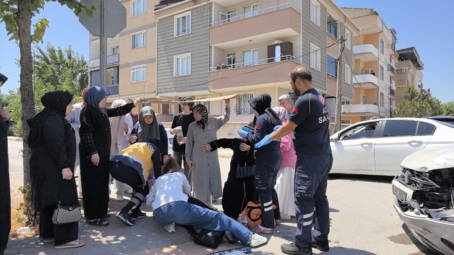 Otomobillerin çarpıştığı kazada 5 kişi yaralandı; güneşten kartonla korudular