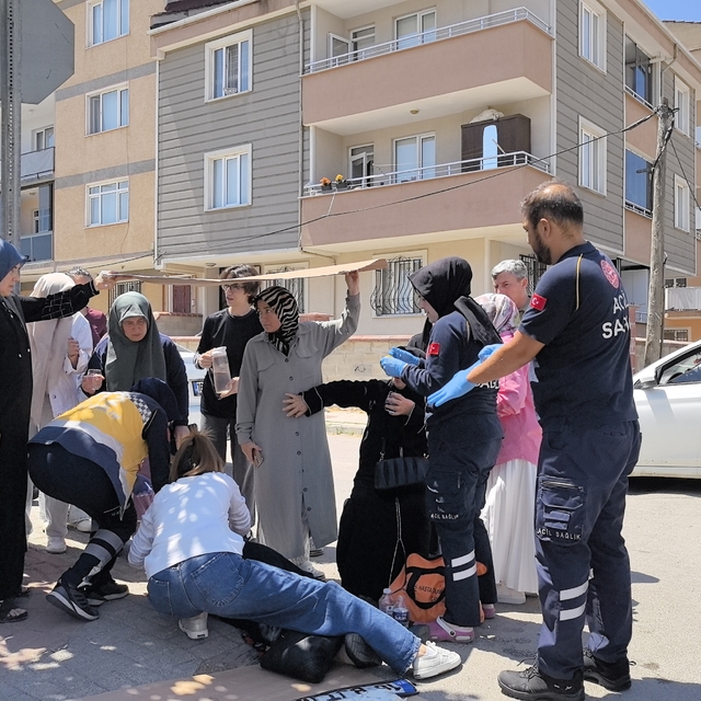 Otomobillerin çarpıştığı kazada 5 kişi yaralandı; güneşten kartonla korudul...